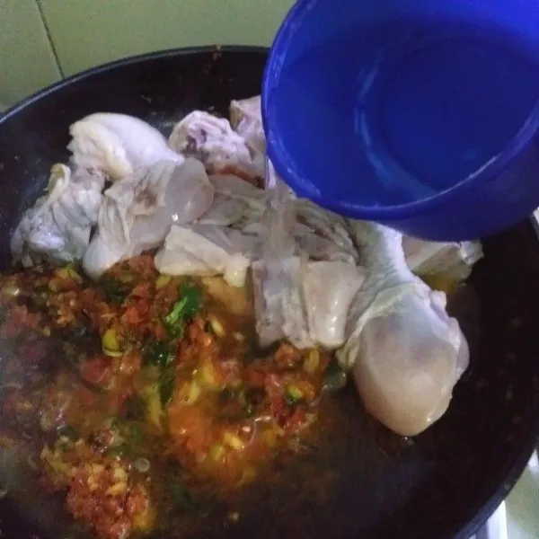 Masukan daging ayam dan air. Aduk rata, kemudian tutup dan masak selama 15 menit.
