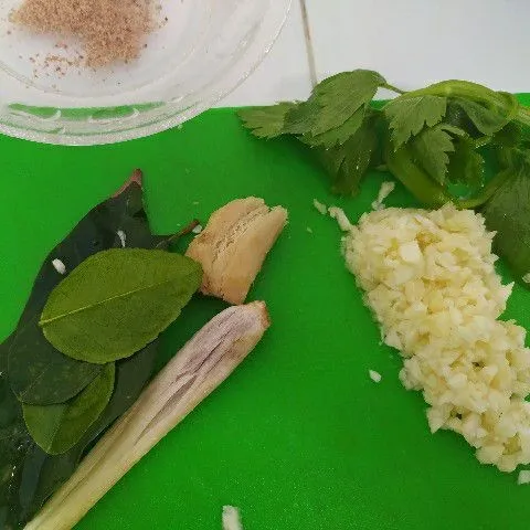 Cincang halus bawang putih.