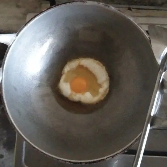 Goreng telur ayam dengan sedikit minyak.