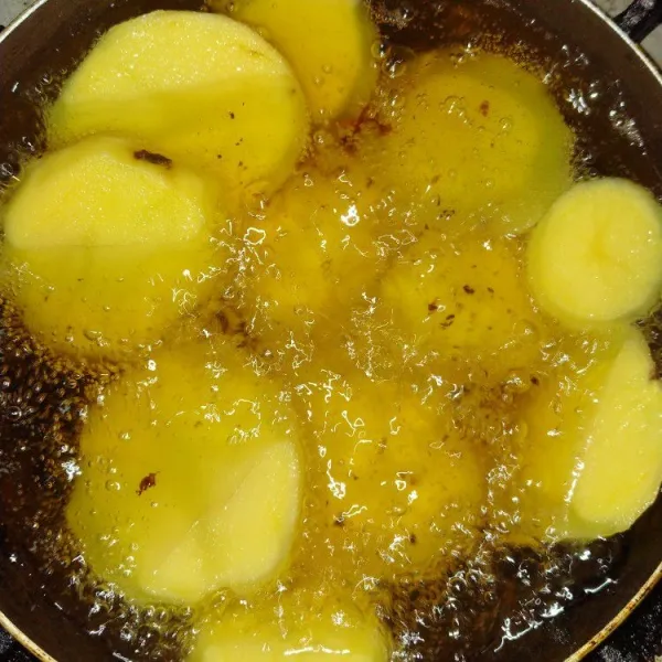 Panaskan minyak goreng kentang hingga matang.