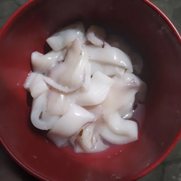 Kupas kulit cumi, hilangkan tinta hitamnya kemudian potong-potong daging cumi, sisihkan.