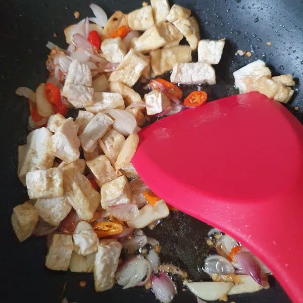 Masukkan tahu goreng lalu aduk.