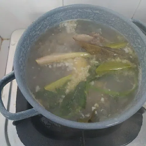 Pindahkan ke dalam air rebusan ayam, bumbui dengan pala, merica, garam dan gula. Koreksi rasa. Masak sampai ayam empuk. Sajikan.