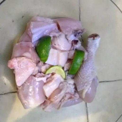 Cuci bersih daging ayam, kemudian potong sesuai selera. Lumuri dengan perasan jeruk nipis dan 1/2 sdt garam. Diamkan selama 15 menit kemudian cuci bersih kembali.