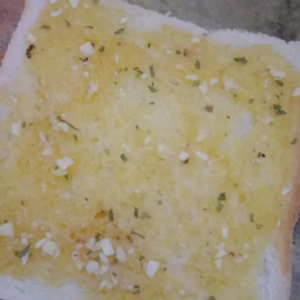 Ambil roti tawar olesin dengan margarin leleh hingga rata.