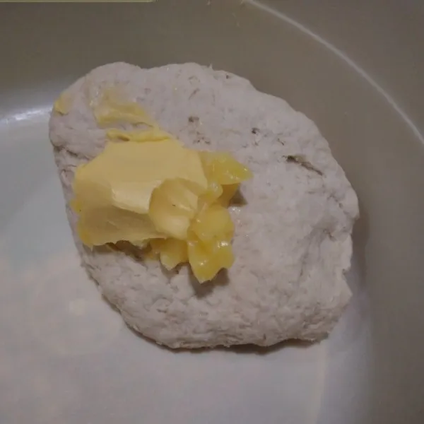 Masukan margarin dan garam uleni kembali hingga kalis elastis