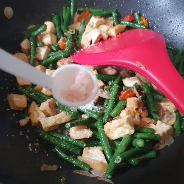 Masukkan garam, gula, kaldu jamur. Masak hingga air menyusut dan kacang matang. Matikan api.