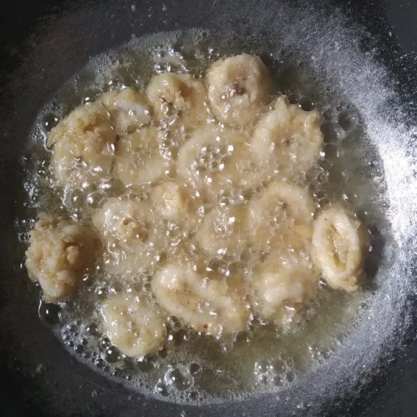 Panaskan minyak, goreng cumi dengan api sedang. Perhatikan waktu menggoreng agar cumi tidak alot.