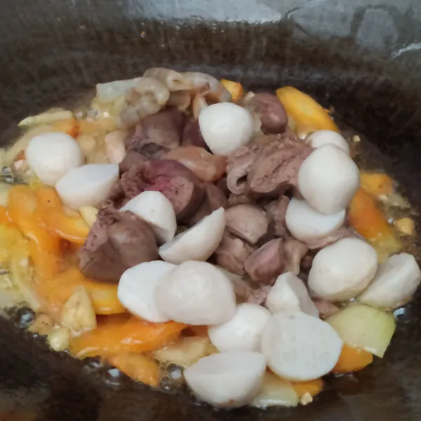 Tambahkan ati ampela rebus, bakso ikan dan udang