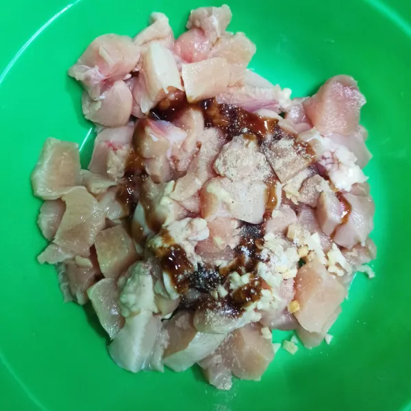 Marinasi ayam dengan bawang putih cincang, saos tiram dan kaldu jamur. Diamkan selama 15 menit.