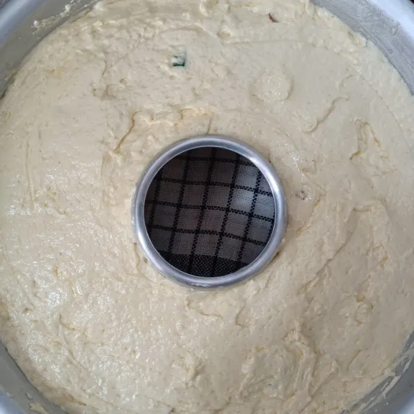 Tuang adonan ke dalam loyang (yang sudah dioles margarin dan tepung terigu) hentakkan agar gelembung udara keluar.