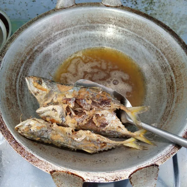 Goreng ikan kembung sampai matang. Kemudian angkat dan tiriskan.