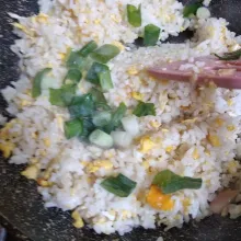 Tambahkan daun bawang, aduk rata sebentar kemudian matikan api.