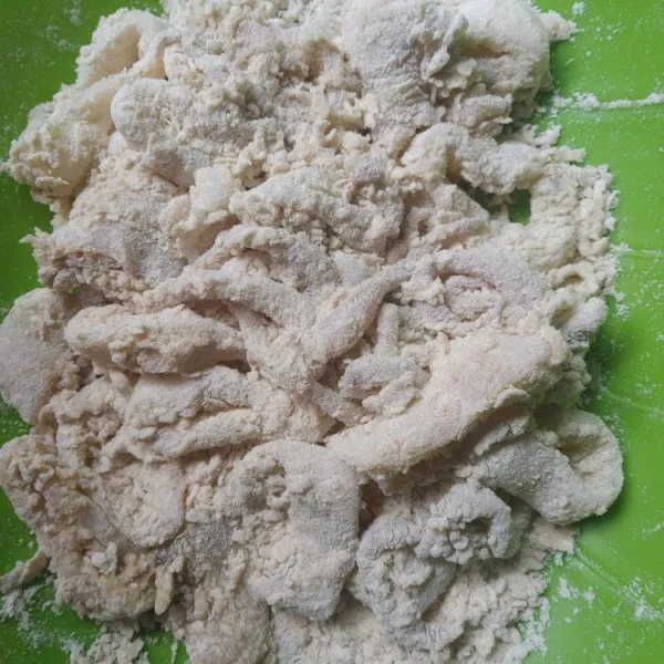 Lakukan hingga semua cumi terlapisi.