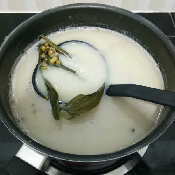 Setelah itu masukan santan, aduk rata perlahan hingga mendidih.
