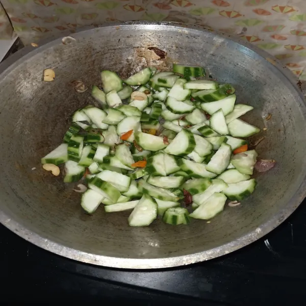Tumis bawang putih, bawang merah dan cabai sampai harum lalu masukan oyong yang telah dipotong dan tumis sebentar