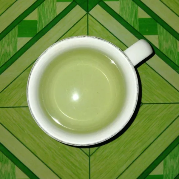 Saring daun binahong.