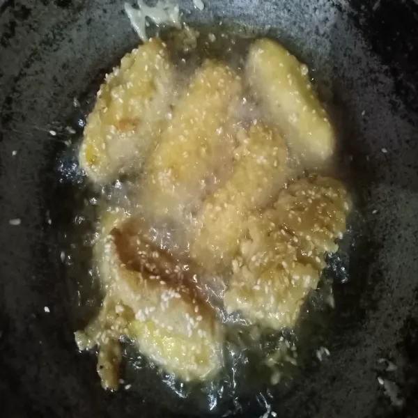 Goreng pisang ke dalam minyak panas dengan api sedang