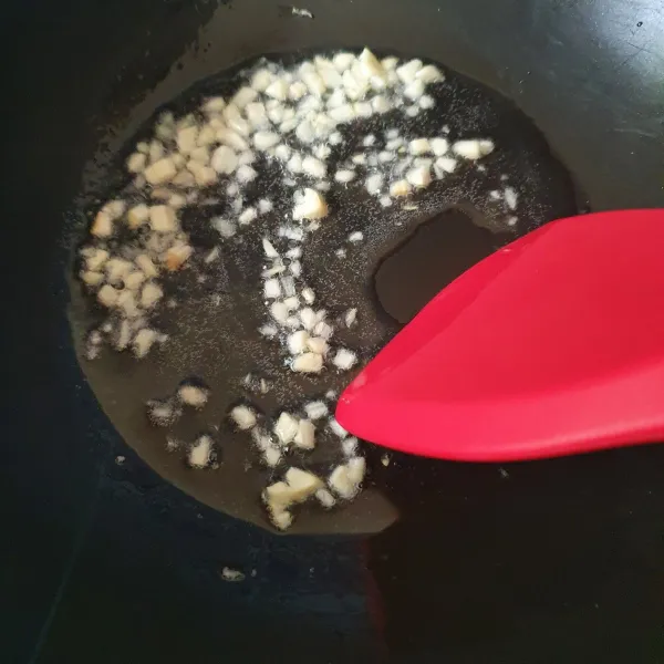 Tumis bawang putih cincang hingga harum, tambahkan saus tiram dan kecap ikan.