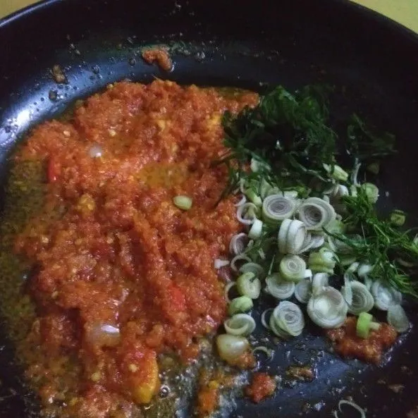 Kemudian masukan bumbu yang diiris, aduk rata
