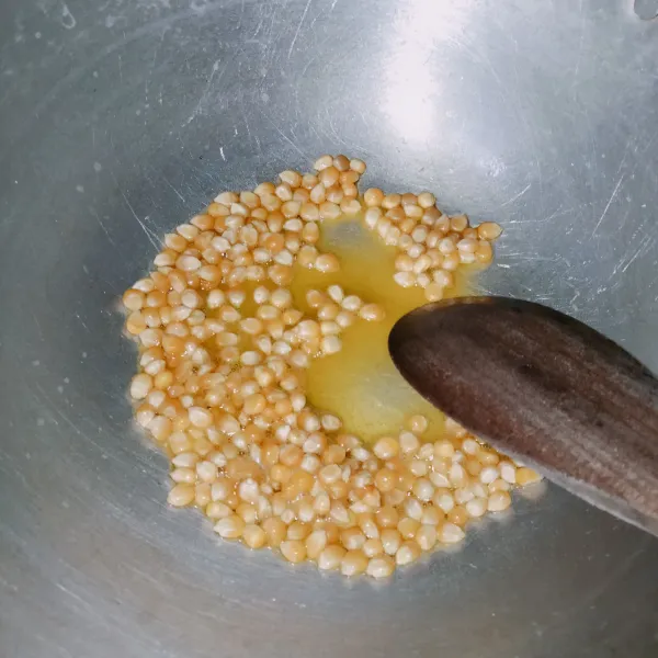 Tumis jagung popcorn sebentar saja agar mempercepat proses meletup popcornnya.