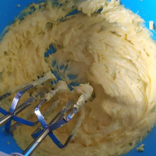 Mixer dengan kecepatan rendah margarin, butter, kuning telur, gula halus dan vanila bubuk hingga tercampur rata