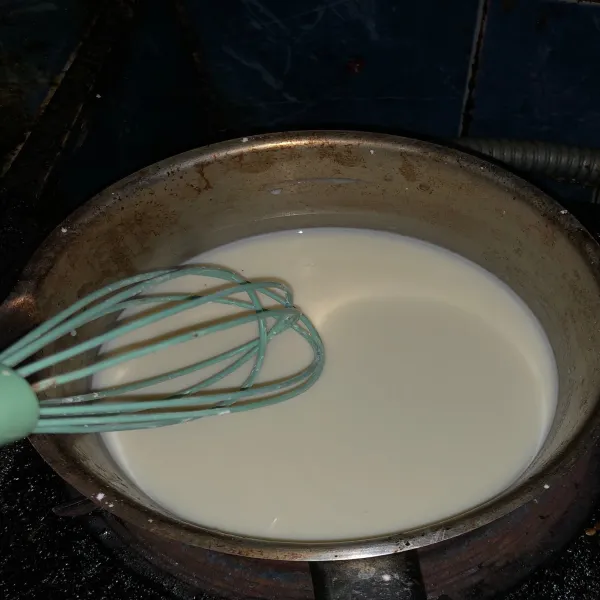 Tuang susu 400 ml lalu masak dan aduk terus hingga adonannya berat