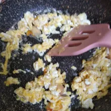 Masukkan telor dan buat orak-arik.