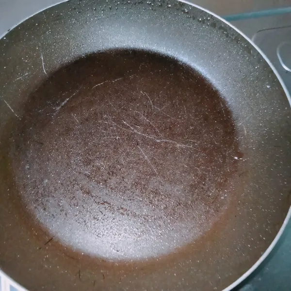 Olesi teflon dengan minyak agar tidak lengket, tipis aja, lalu panaskan sebentar.
