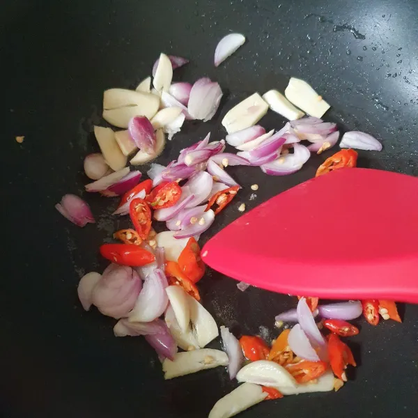 Tumis bawang putih, bawang merah, dan cabe hingga harum. Masukkan ebi.