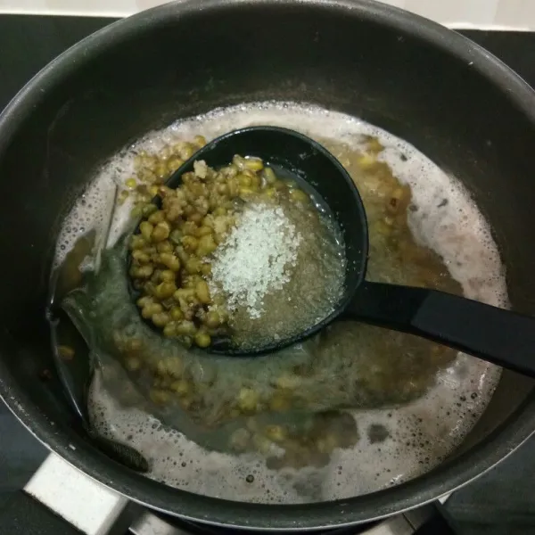 Masak kacang hijau hingga setengah merekah, lalu masukan gula pasir dan garam, aduk rata. Kemudian masak hingga kacang hijau merekah sempurna.