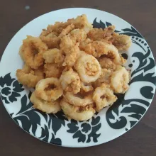 Ketika sudah kecoklatan, angkat dan tiriskan. Sajikan dengan saus sambal.