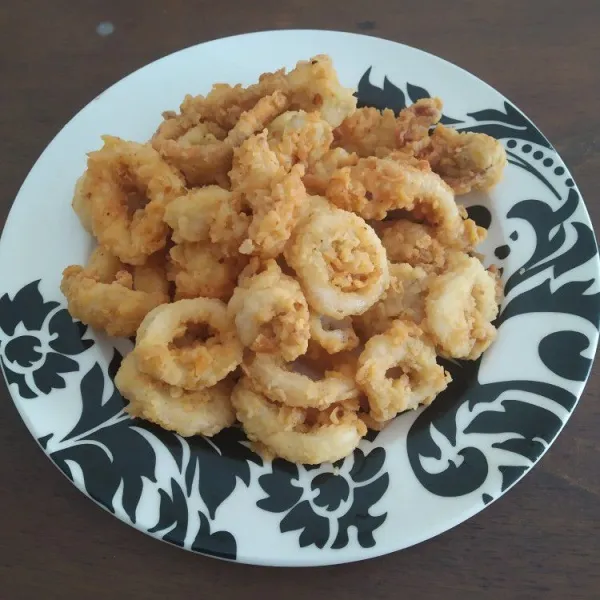 Ketika sudah kecoklatan, angkat dan tiriskan. Sajikan dengan saus sambal.