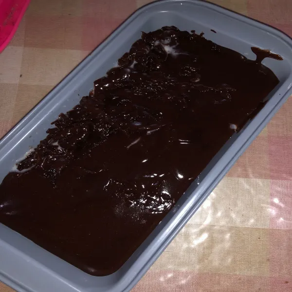Tuang adonan puding cokelat ke atas puding oreo yang sudah set lalu dinginkan kembali hinggat set kurang lebih 3-4 jam di kulkas (chiller)