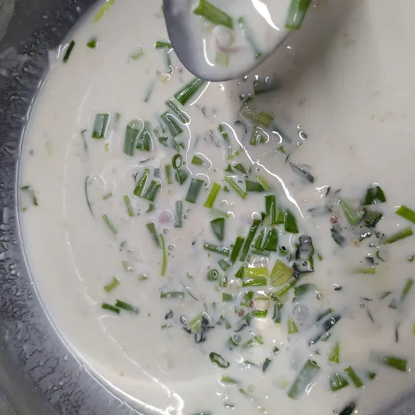 Masukkan irisan daun aromatik ke dalam adonan tepung. Aduk rata. Masukkan irisan tempe menjes dalam adonan tepung.