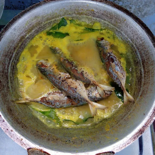 Masukan ikan kembung. Masak sampai mendidih dan bumbu meresap. Angkat dan sajikan.