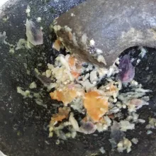 Haluskan bawang merah, bawang putih, cabai rawit dan kencur.