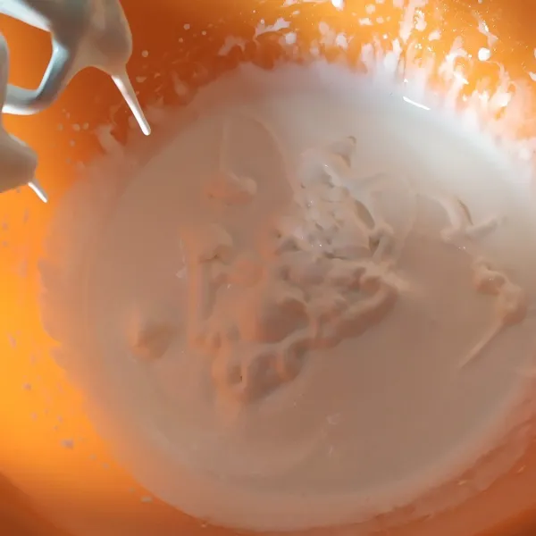 Icing sugar : Mixer putih telur, gula halus dan vanila bubuk hingga mengembang, kemudian masukan air perasan lemon, lanjutkan mixer hingga icing sugar mengental