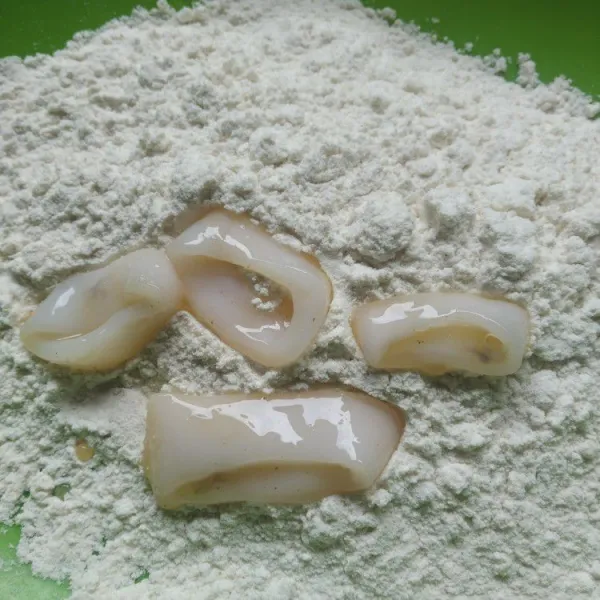 Baluri cumi dengan tepung yang sudah berbumbu.