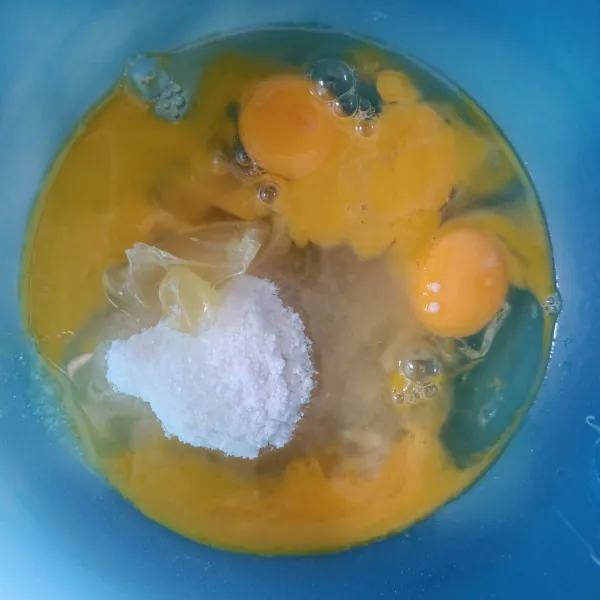 Mixer telur, gula halus, dan sp/ pengembang kue dengan kecepatan tinggi selama 15 menit .