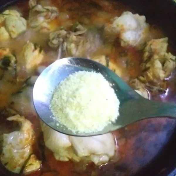 Tambahkan gula, garam, merica bubuk, dan kaldu bubuk. Aduk rata, koreksi rasa.