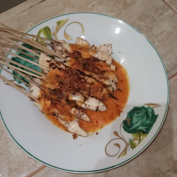 Siram sate dengan kuah taichan, taburi dengan bawang goreng