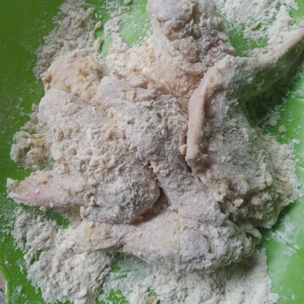 Campurkan semua bahan pelapis, aduk rata dan tes rasa. Lumuri sayap dengan tepung yang sudah berbumbu, cubit-cubit agar tepung menempel.