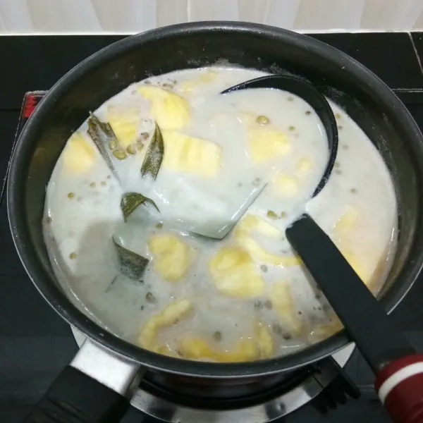 Kemudian segera masukan nangka, aduk rata. Matikan kompor.