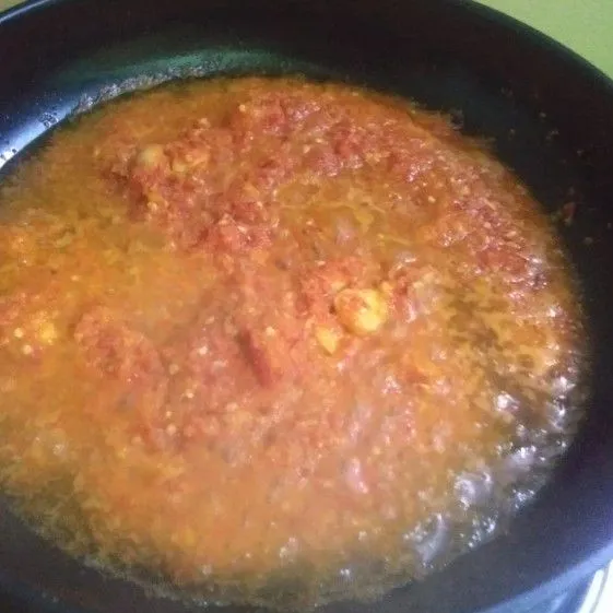 Panaskan minyak, kemudian tumis bumbu halus sampai harum dan kadar air habis.