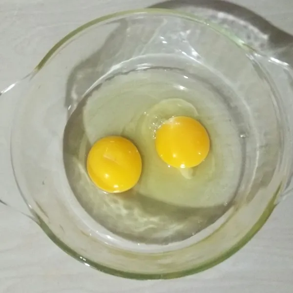 Siapkan mangkuk. Masukkan telur ke dalam mangkuk.