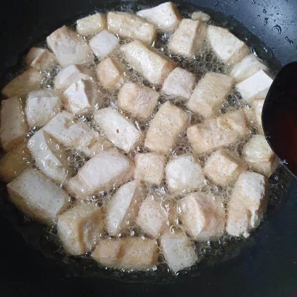 Goreng tahu, jangan terlalu kering. Sisihkan.