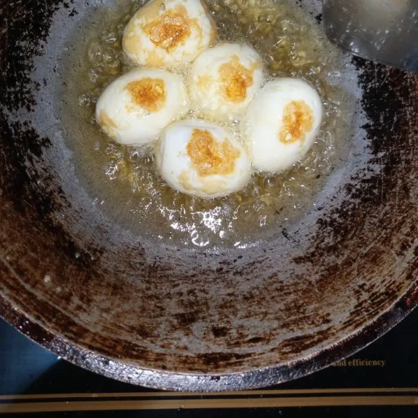 Goreng telur yang sudah direbus.