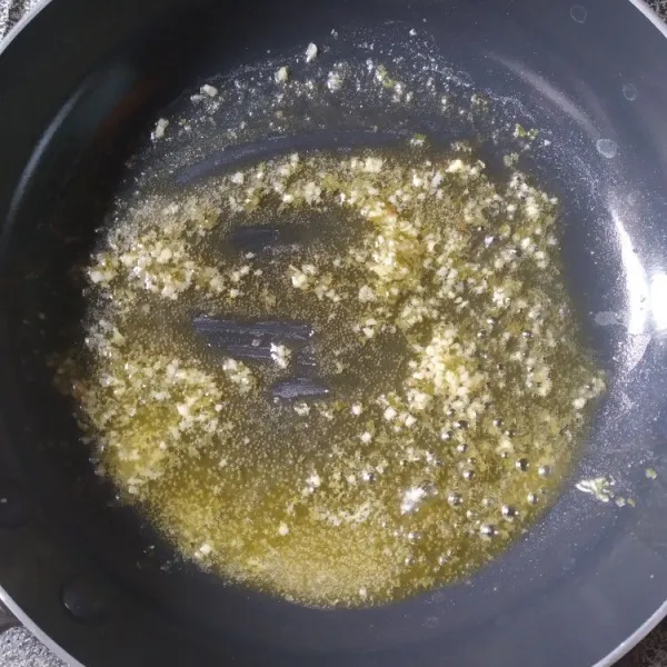 Campur semua bahan garlic butter, kemudian panaskan teflon. Masukkan garlic butter hingga mencair.