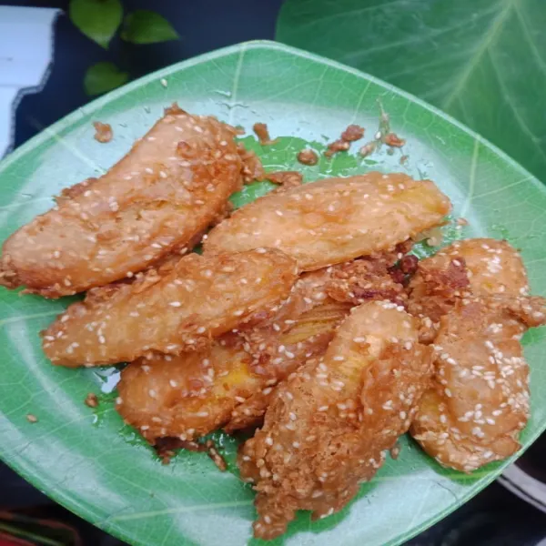 Jika pisang sudah berubah coklat keemasan, angkat dan tiriskan